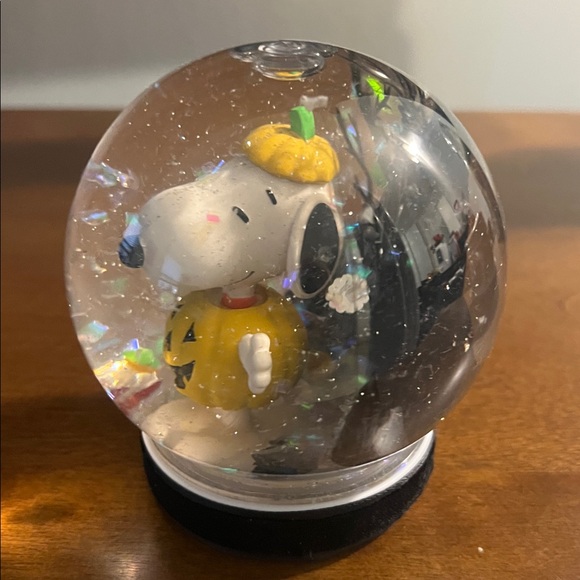 SNOOPY Pumpkin Snow Globe - Picture 6 of 13
